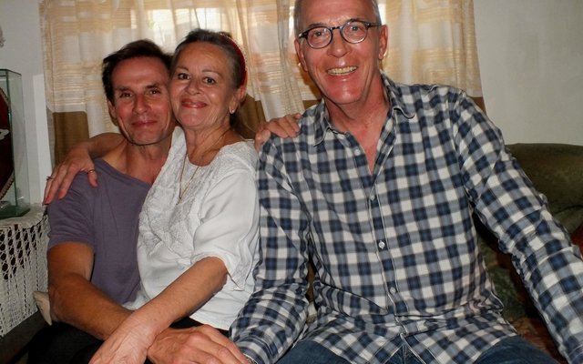 Lynette van Wyk in haar huis saam met Michael Baker (links) en Charl de Villiers wat by haar kom kuier het 